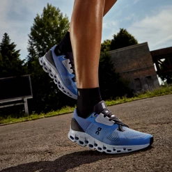 On Running Women's Cloudstratus Shoes - Azure Marina / Magnet